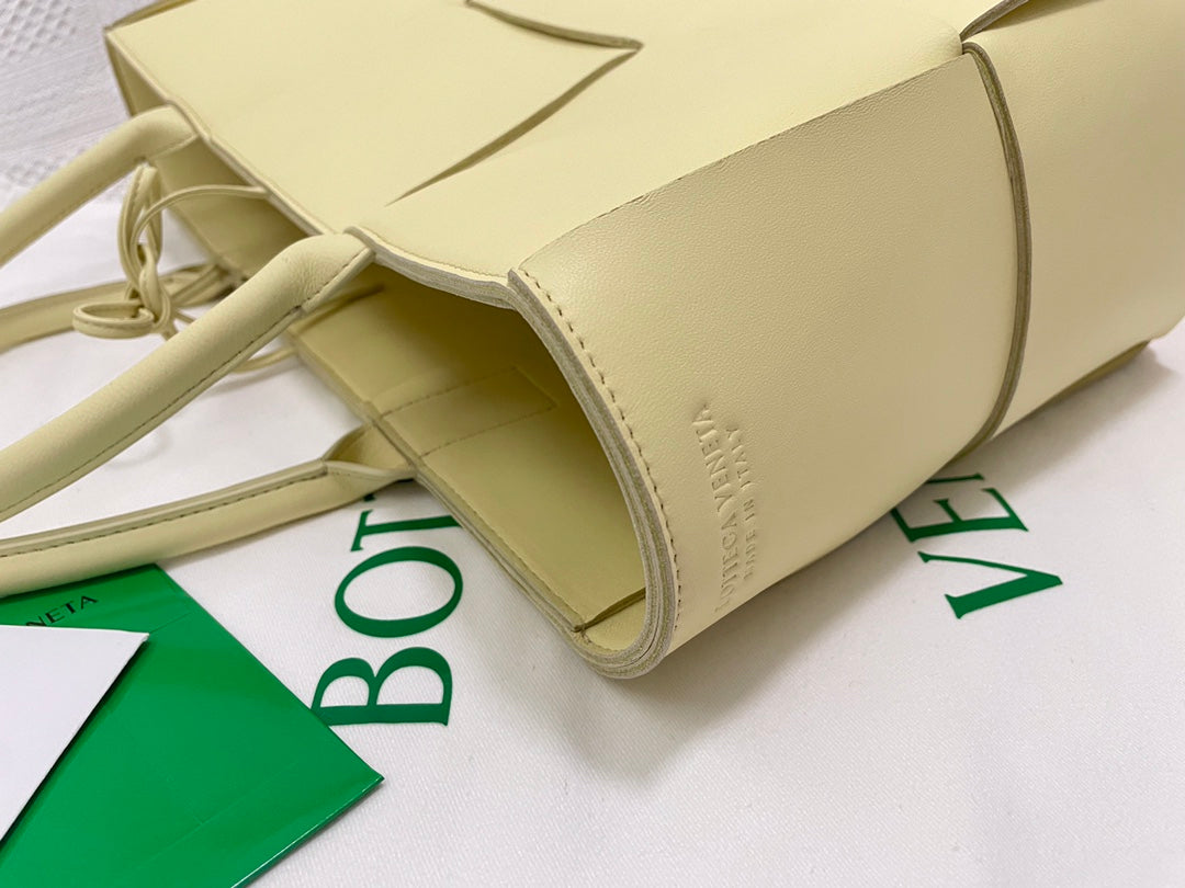 SMALL ARCO TOTE 30 IN LIGHT YELLOW LAMBSKIN