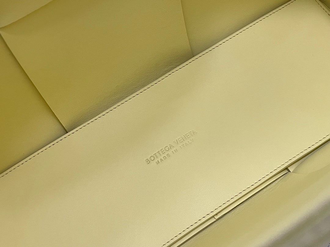 SMALL ARCO TOTE 30 IN LIGHT YELLOW LAMBSKIN