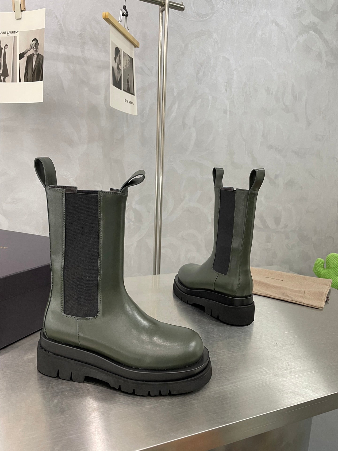 LUG CHELSEA BOOT IN ARMY GREEN CALFSKIN