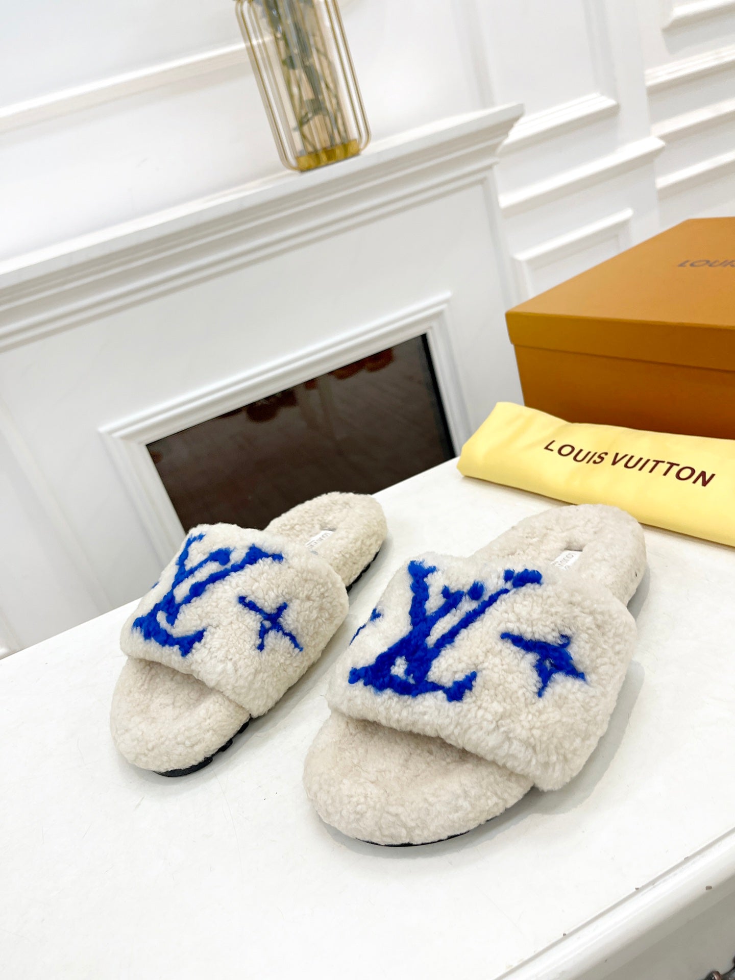 LV FLAT SLIPPER IN WHITE MIX COBALT BLUE SHEARLING