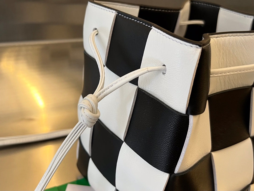 SMALL CASSETTE BUCKET 18 IN WHITE MIX BLACK CALFSKIN