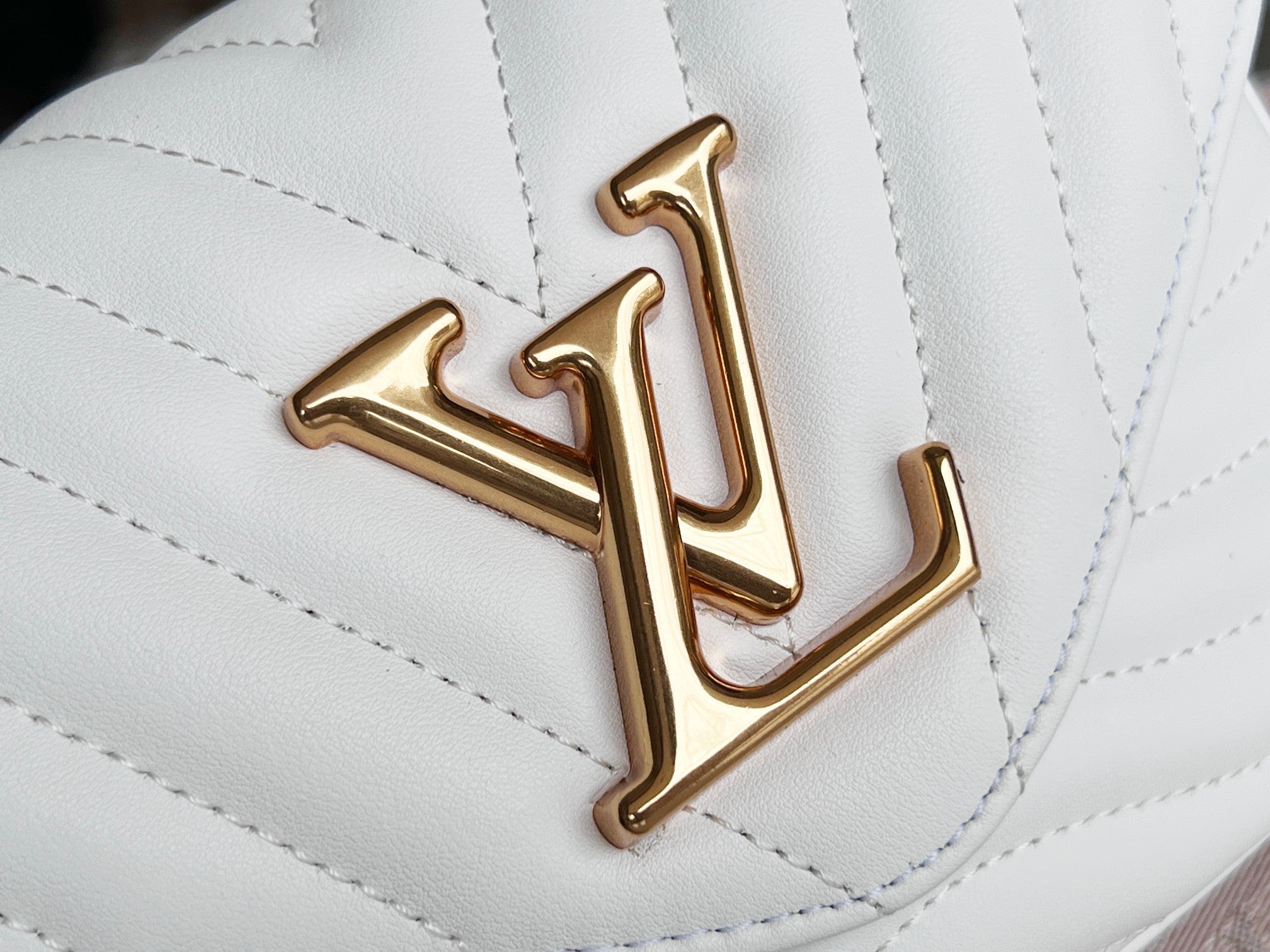LV 25S WAVE MULTI POCHETTE 19 IN WHITE CALFSKIN GOLD HARDWARE