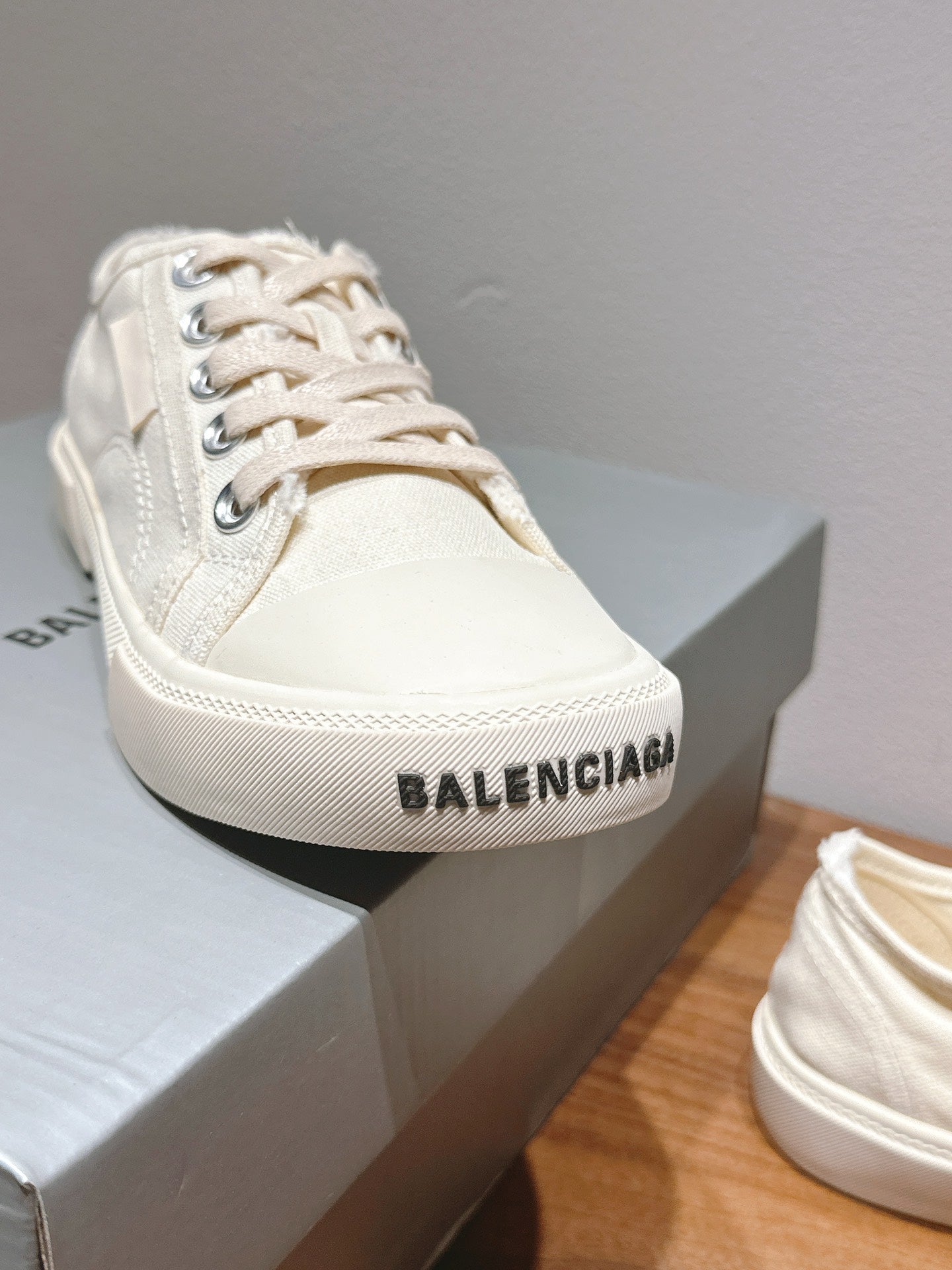 BALENCIAGA 25S SNEAKER IN CREAM WHITE CANVAS