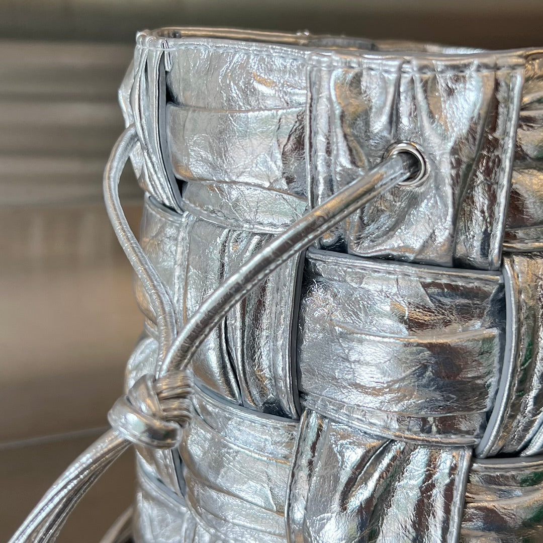 SMALL CASSETTE BUCKET 18 IN SILVER METALLIC SOFT LAMBSKIN