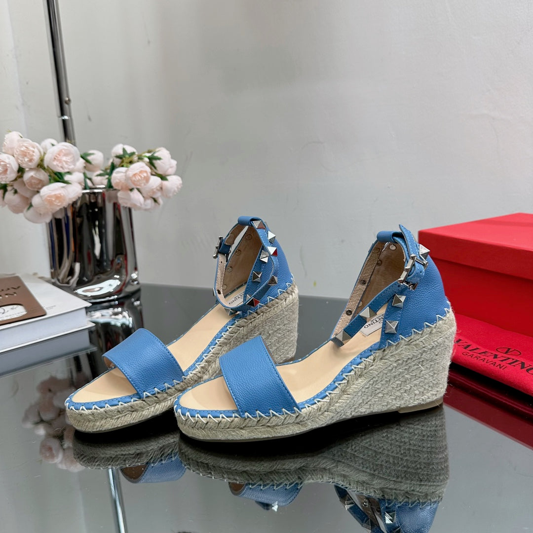ROCKSTUD WEDGE 85 MM IN ROYAL BLUE  CALFSKIN