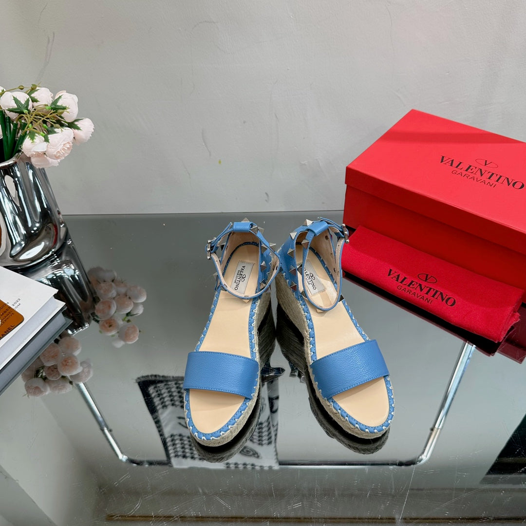 ROCKSTUD WEDGE 85 MM IN ROYAL BLUE  CALFSKIN