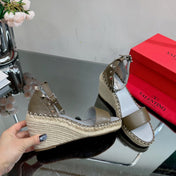 ROCKSTUD WEDGE 85 MM IN MOCHA BROWN CALFSKIN