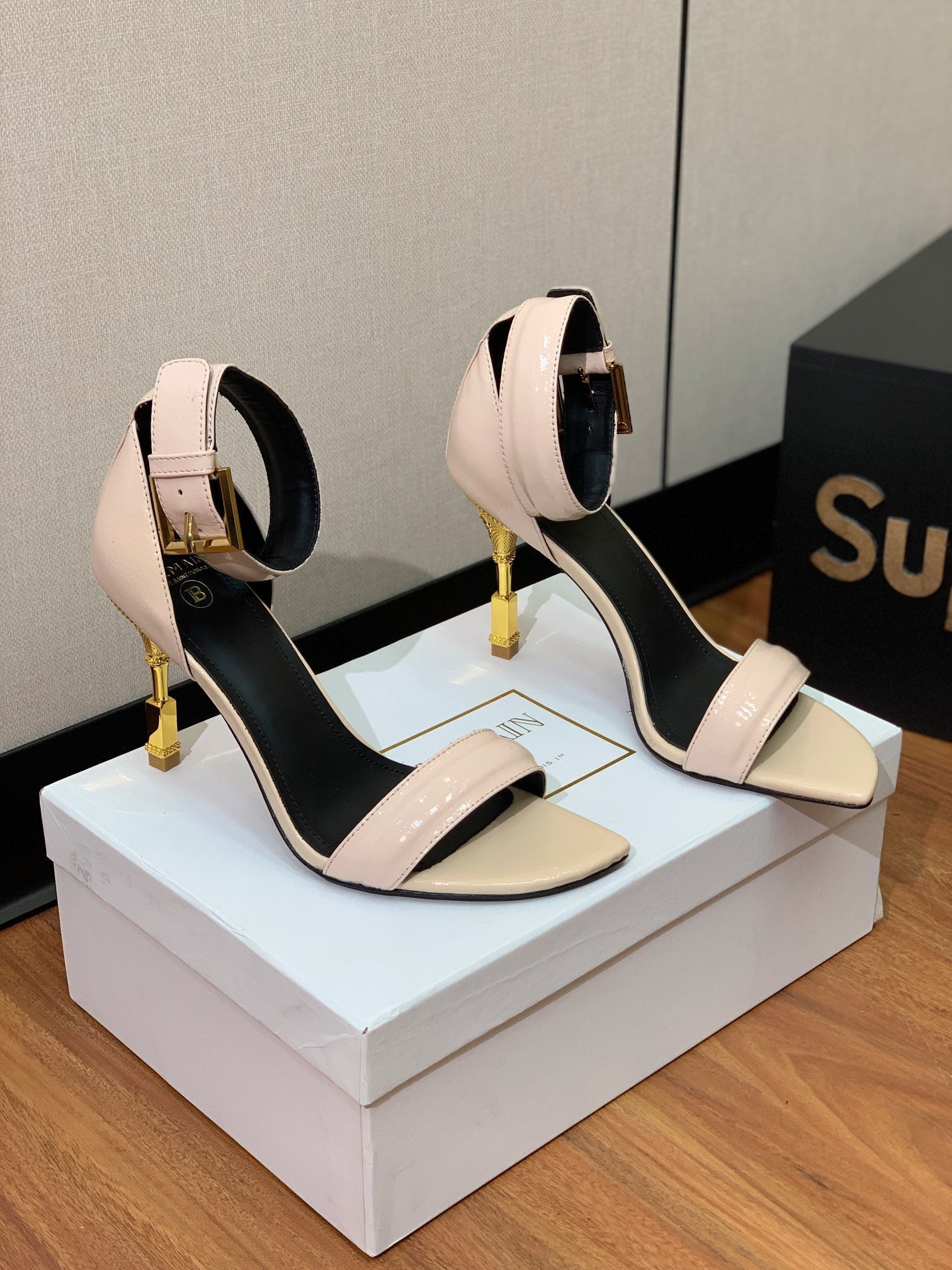 BALMAIN 25S SQUARE STRAP HIGH HEELS 100MM IN BEIGE PATENT CALFSKIN