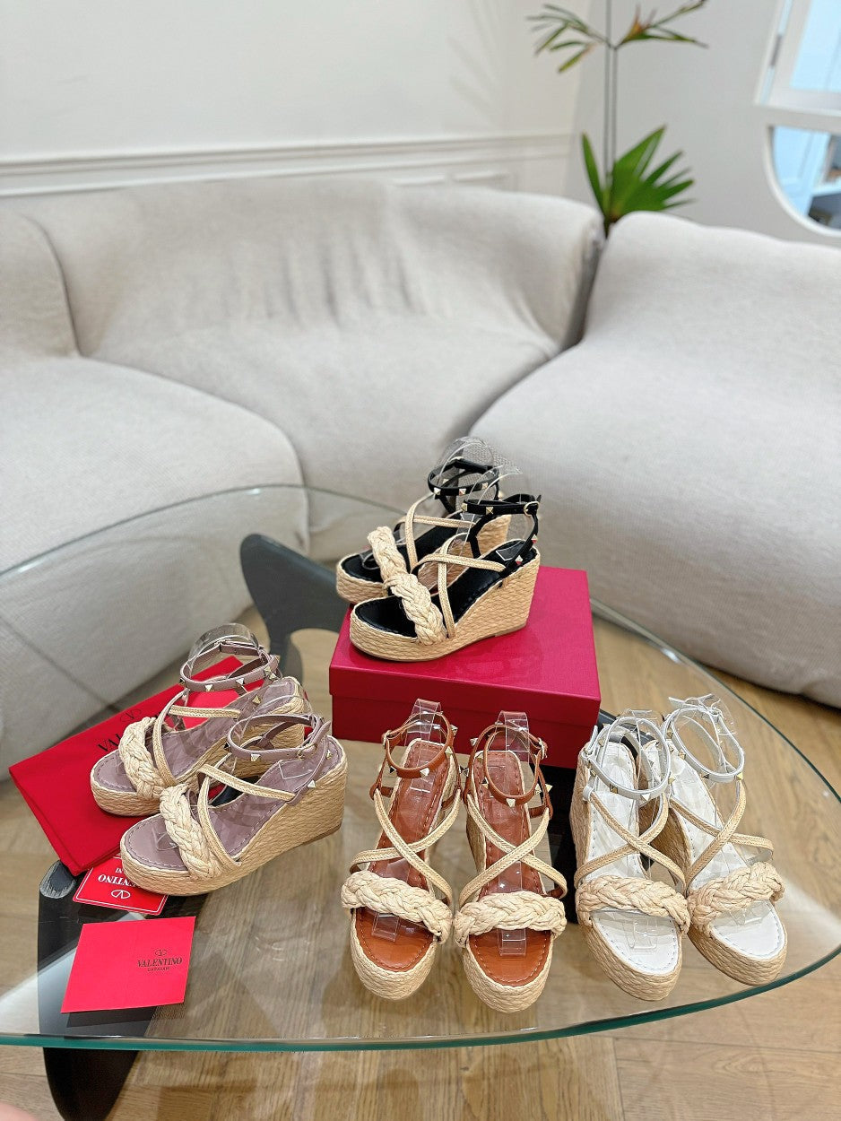GARAVANI ROCKSTUD WEDGE SANDALS IN WHITE CALFSKIN AND BEIGE RAFFIA