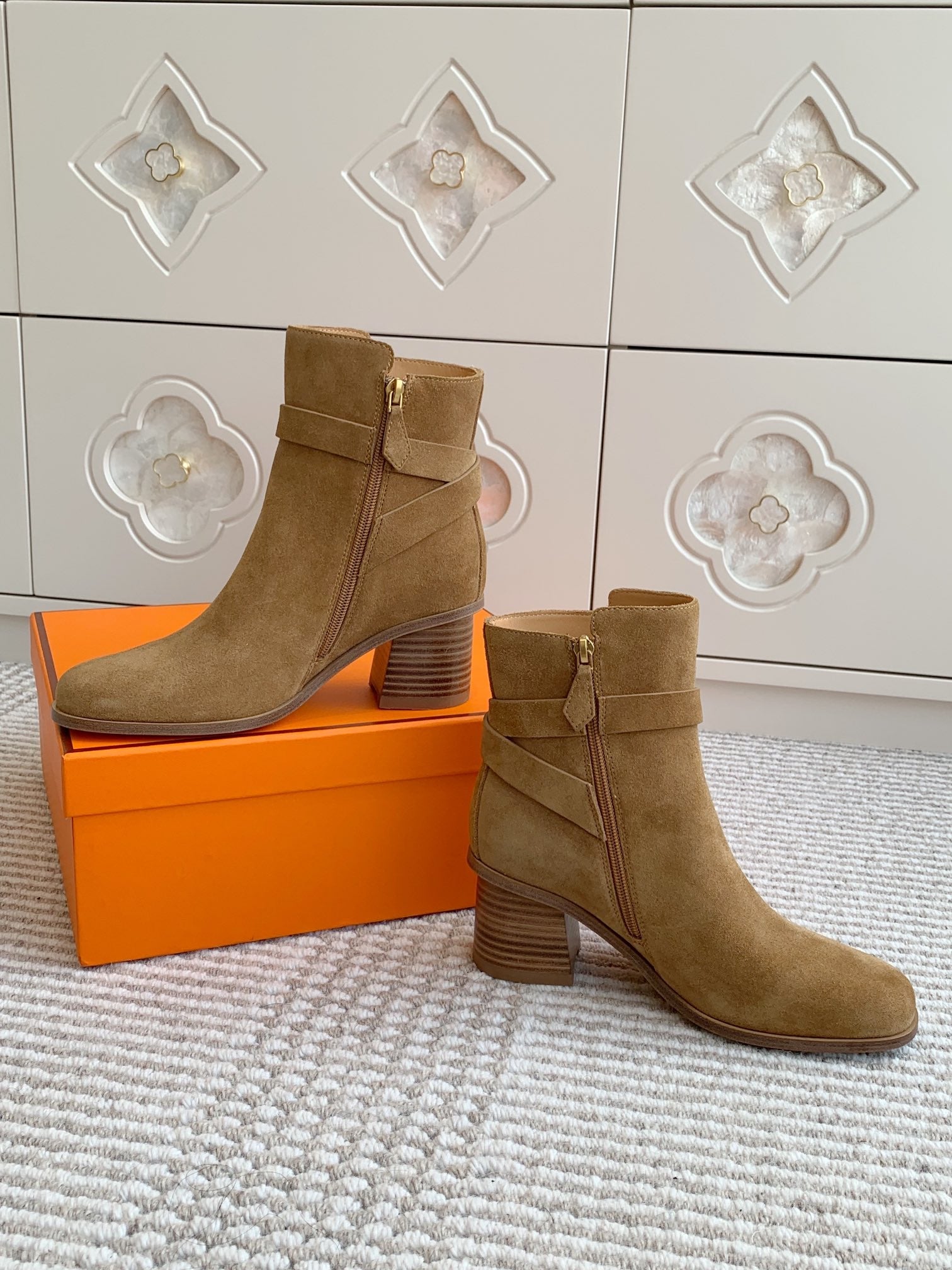 HM 25S ANKLE BOOTS 50 MM IN BROWN SUEDE WITH GOLD HARDWARE