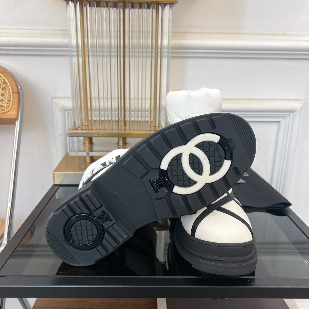 SKI BOOTS IN WHITE MIX BLACK QUILTED COTTON
