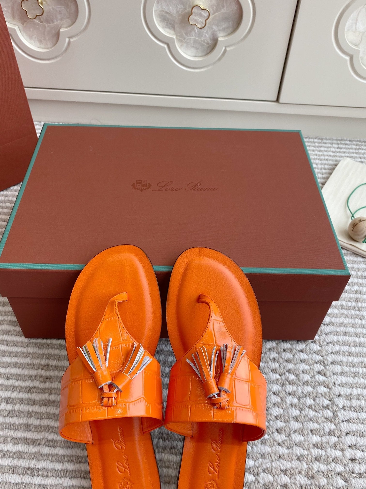 FLIP FLOPS IN ORANGE LAMBSKIN SNAKE EMBOSSING
