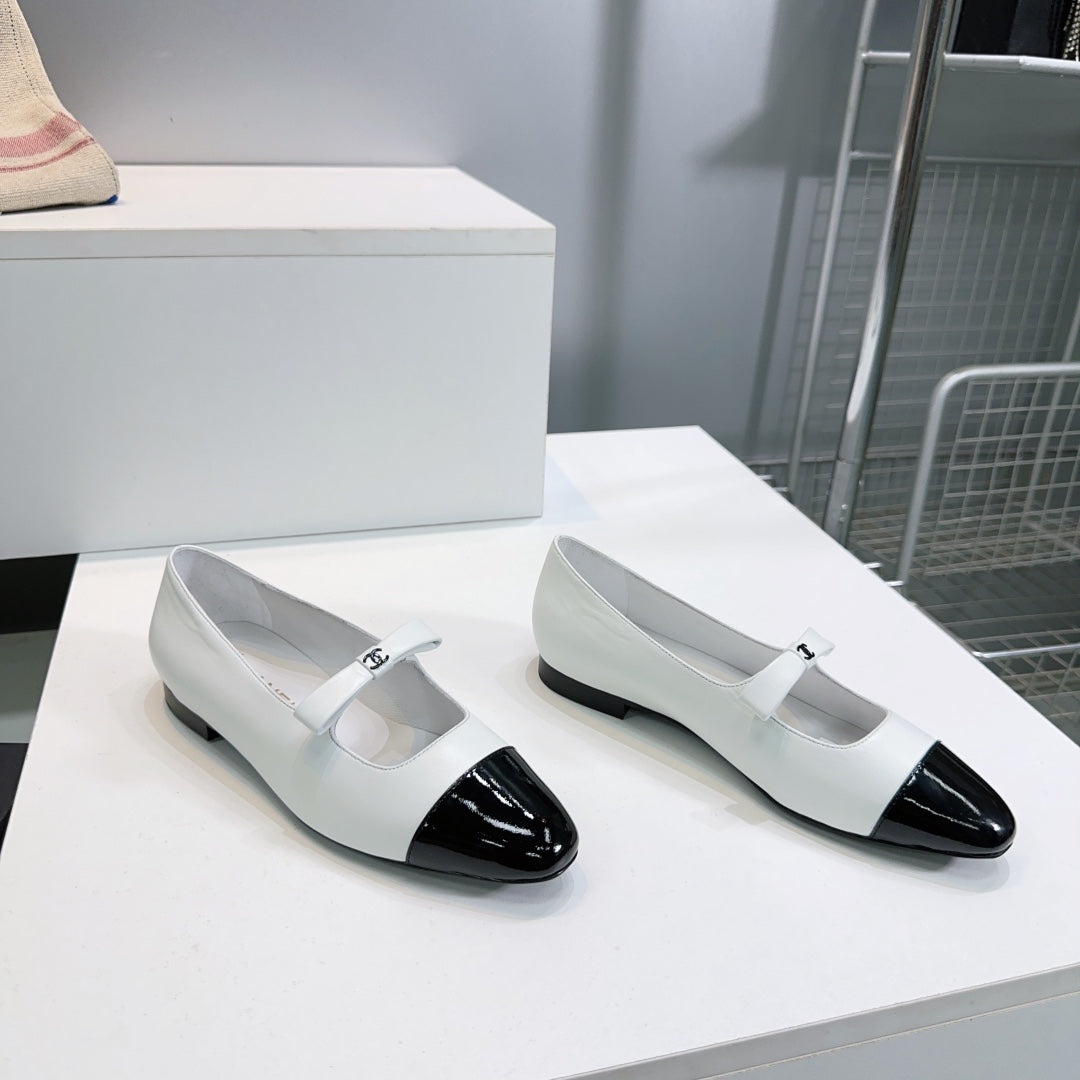 CHANEL FLAT MARY JANE SHOES 25S IN WHITE LAMBSKIN MIX BLACK GLOSSY WITH BOW