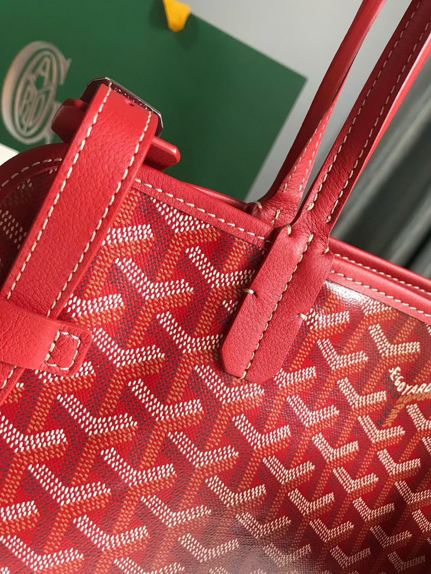 CHIEN GRIS & POCKET 34 RED CANVAS
