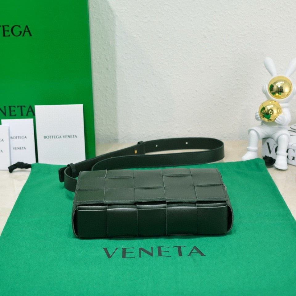 CASSETTE 23 IN DARK GREEN CALFSKIN