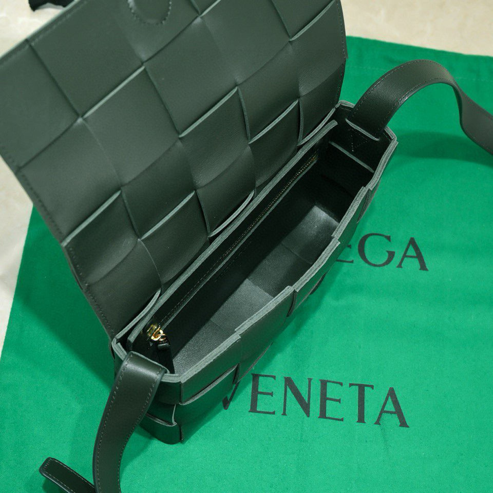 CASSETTE 23 IN DARK GREEN CALFSKIN