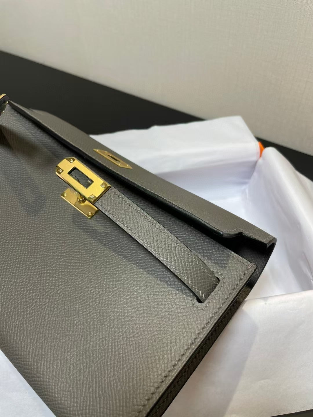KELLY CLASSIQUE TO GO WALLET EPSOM 20 IN GREY WITH GOLD HARDWARE