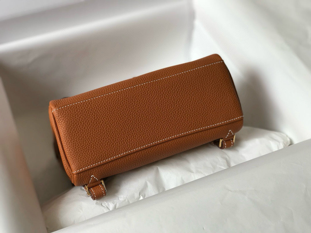 KELLY ADO 22 TOGO BACKPACK IN BROWN CALFSKIN GOLD HARDWARE
