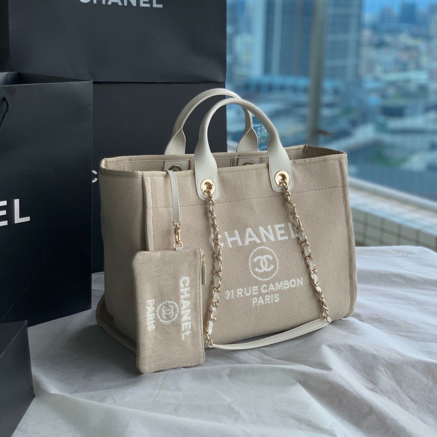 SHOPPING BAG 38 IN BEIGE AND WHITE CANVAS