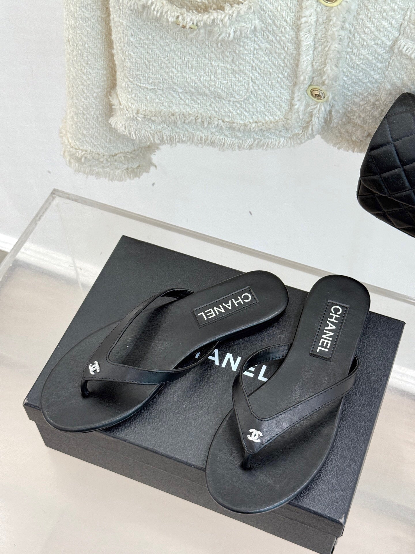 FLAT THONG SANDALS IN BLACK CALFKSIN EMBOSSED CRYSTAL