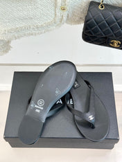 FLAT THONG SANDALS IN BLACK CALFKSIN EMBOSSED CRYSTAL