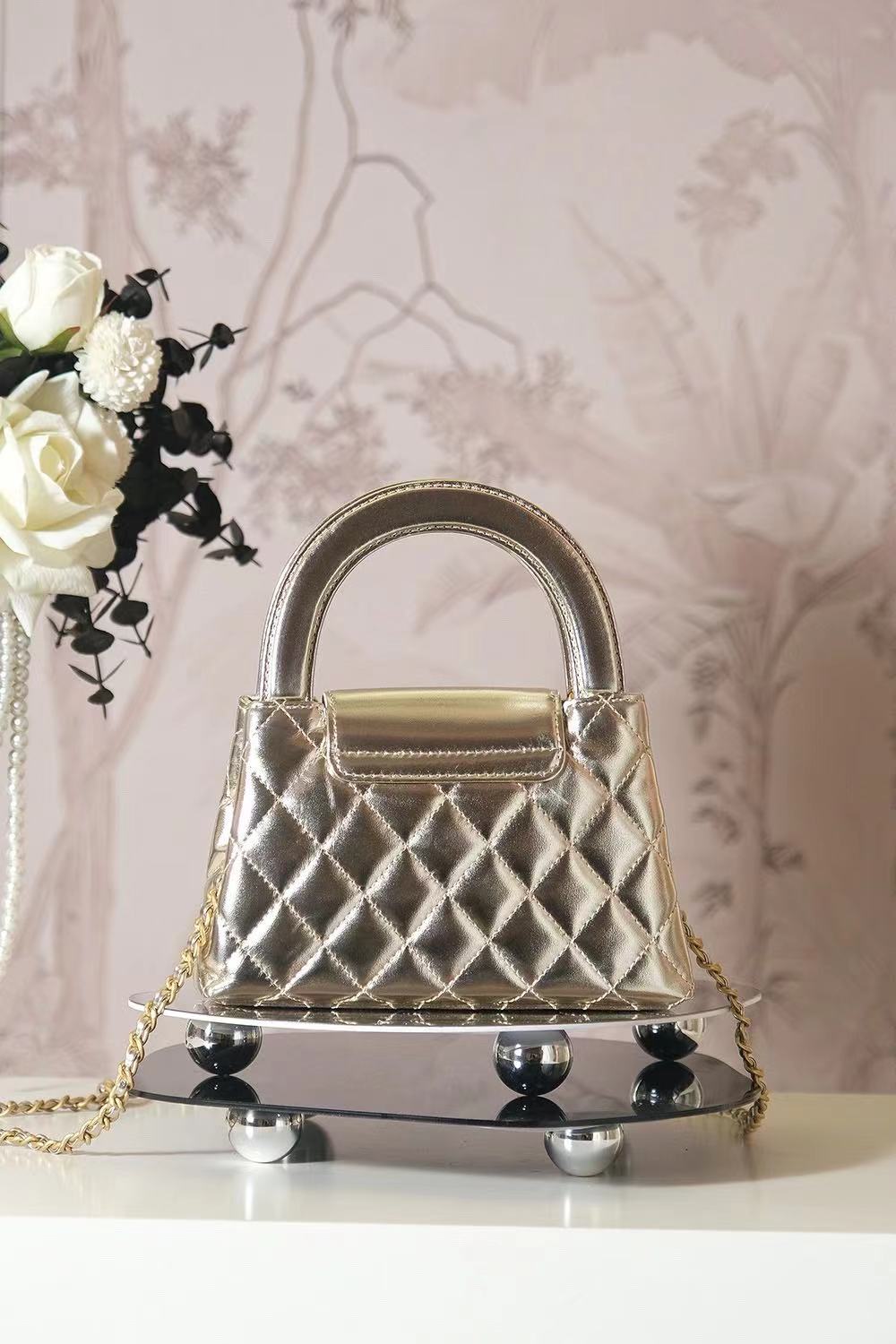 CC COCO HANDLE BAG 19 IN METALLIC GOLD QUILTED CALFSKIN