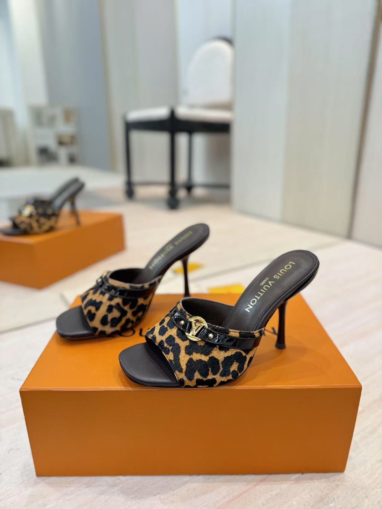 LV LEOPARD HIGH MULES IN BLACK AND BROWN FUR