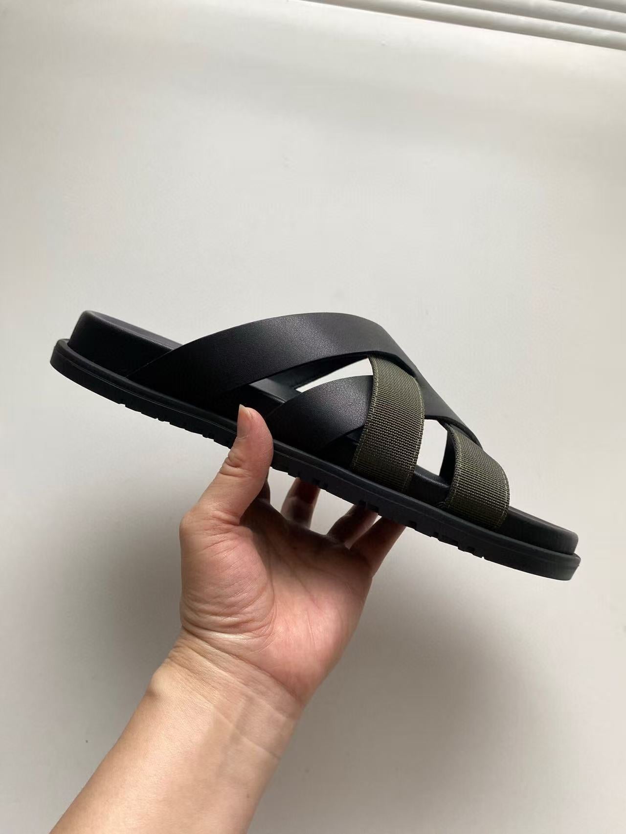HM SLIDES IN BLACK AND DARK GREEN FABRIC