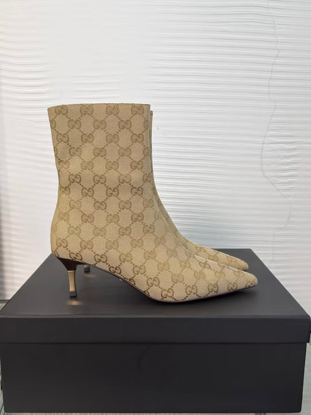 GUCCI 26S BOMBSHELL BOOTIE 55 MM IN SAND AND BROWN GG CANVAS
