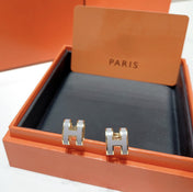 GOLD LACQUERED MINI POP H EARRINGS LIGHT GRAY
