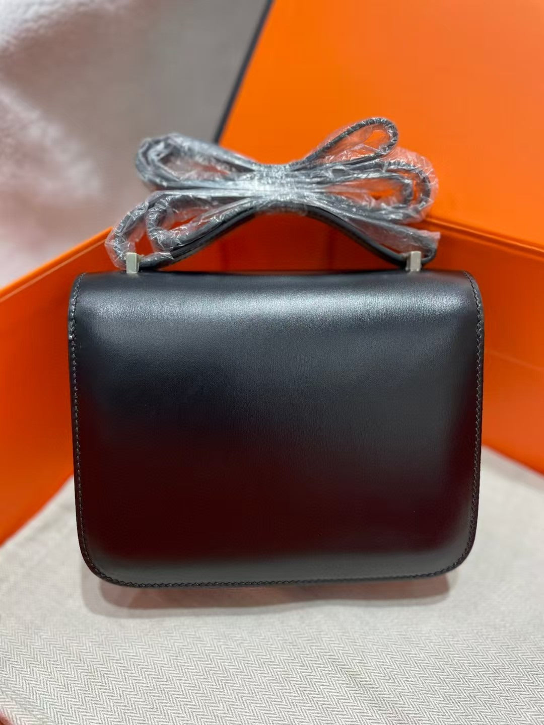 CONSTANCE CLOUTÉ BLACK BOX 24 IN BLACK CALFSKIN PALLADIUM HARDWARE