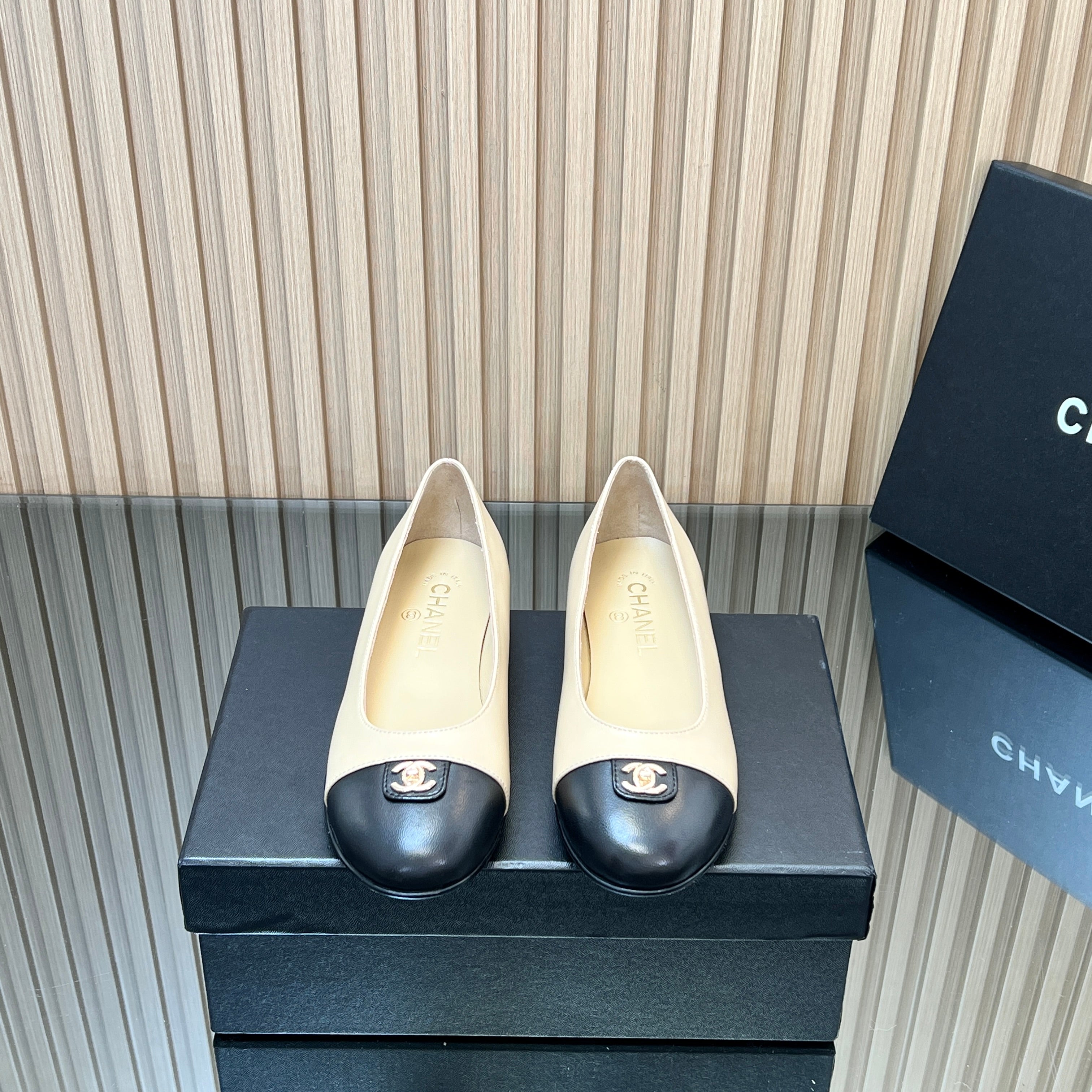 CHANEL 25S BALLET FLATS IN BEIGE AND BLACK LAMBSKIN GOLD HARDWARE