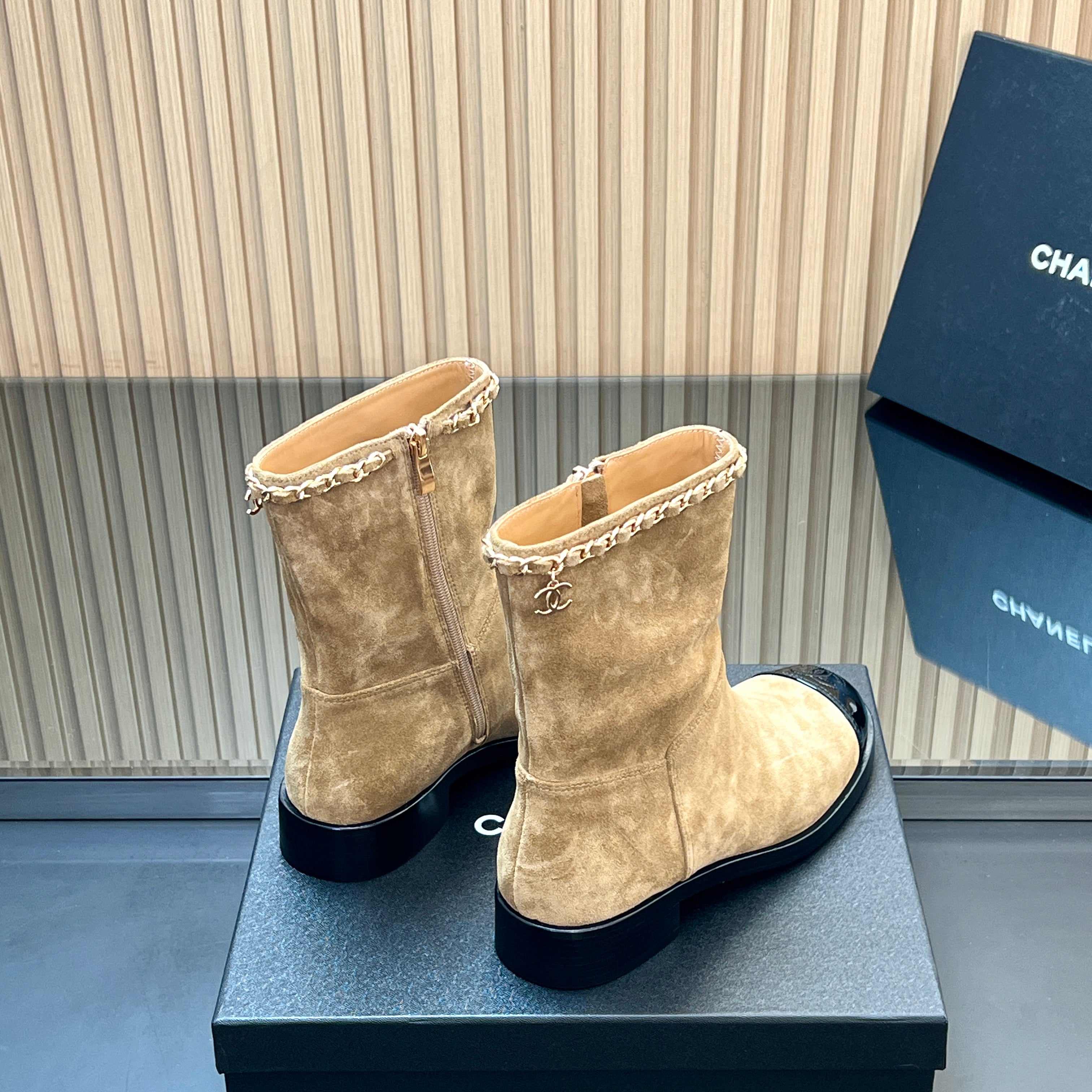 CHANEL 25S SHORT BOOTS WITH CHAIN IN LIGHT BROWN SUEDE