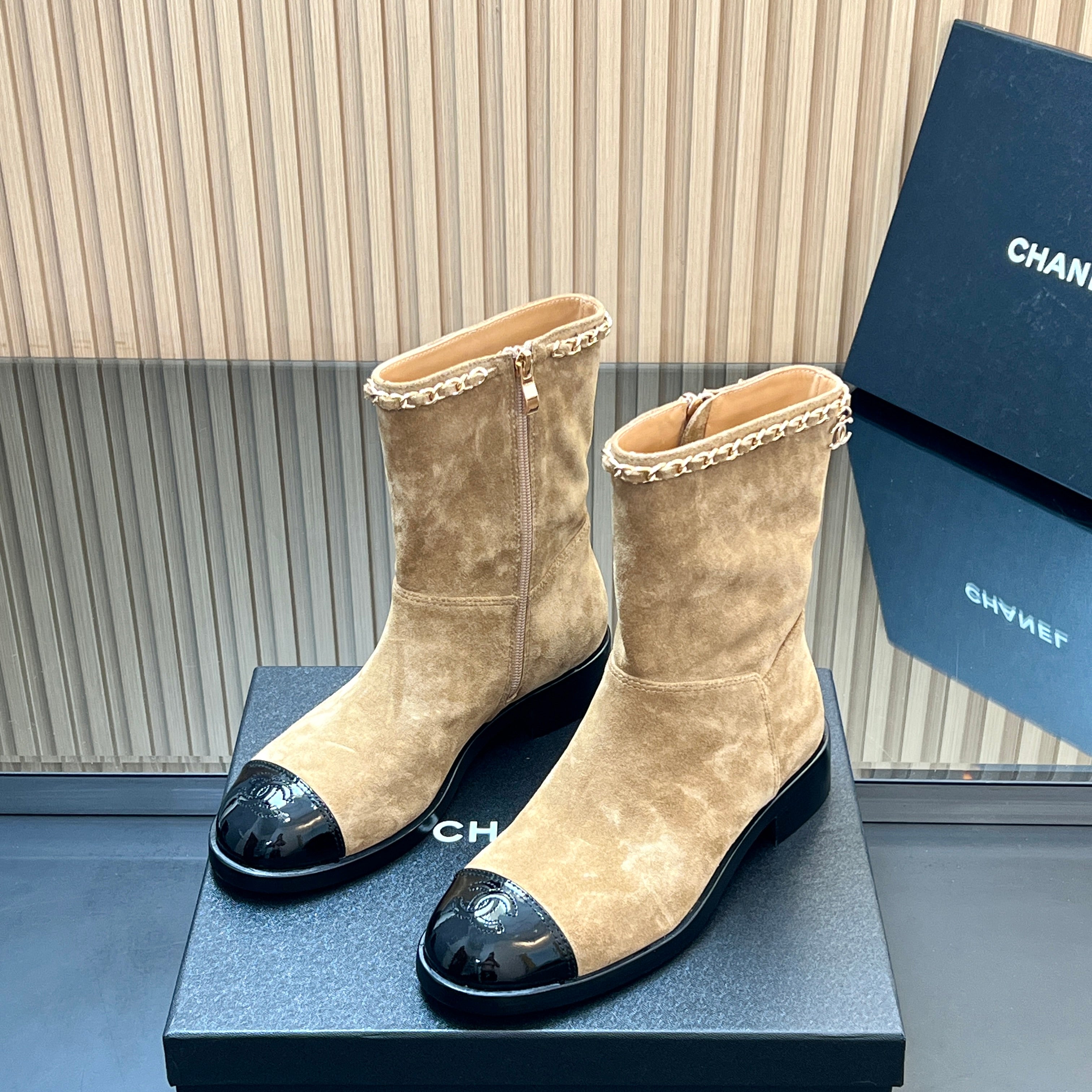 CHANEL 25S SHORT BOOTS WITH CHAIN IN LIGHT BROWN SUEDE
