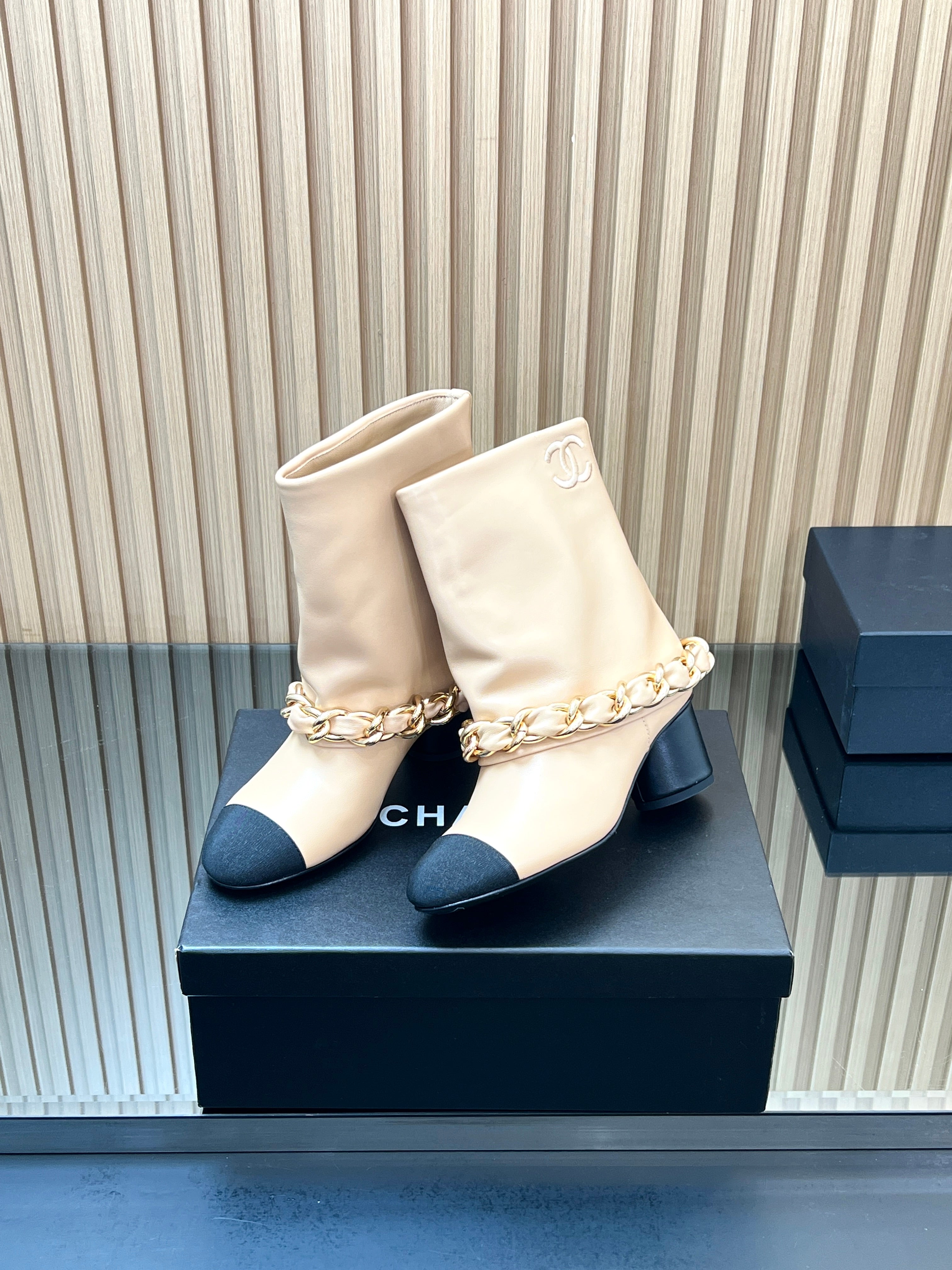 CHANEL 25S LOW BOOTS 65MM IN BEIGE CALFSKIN GOLD HARDWRE