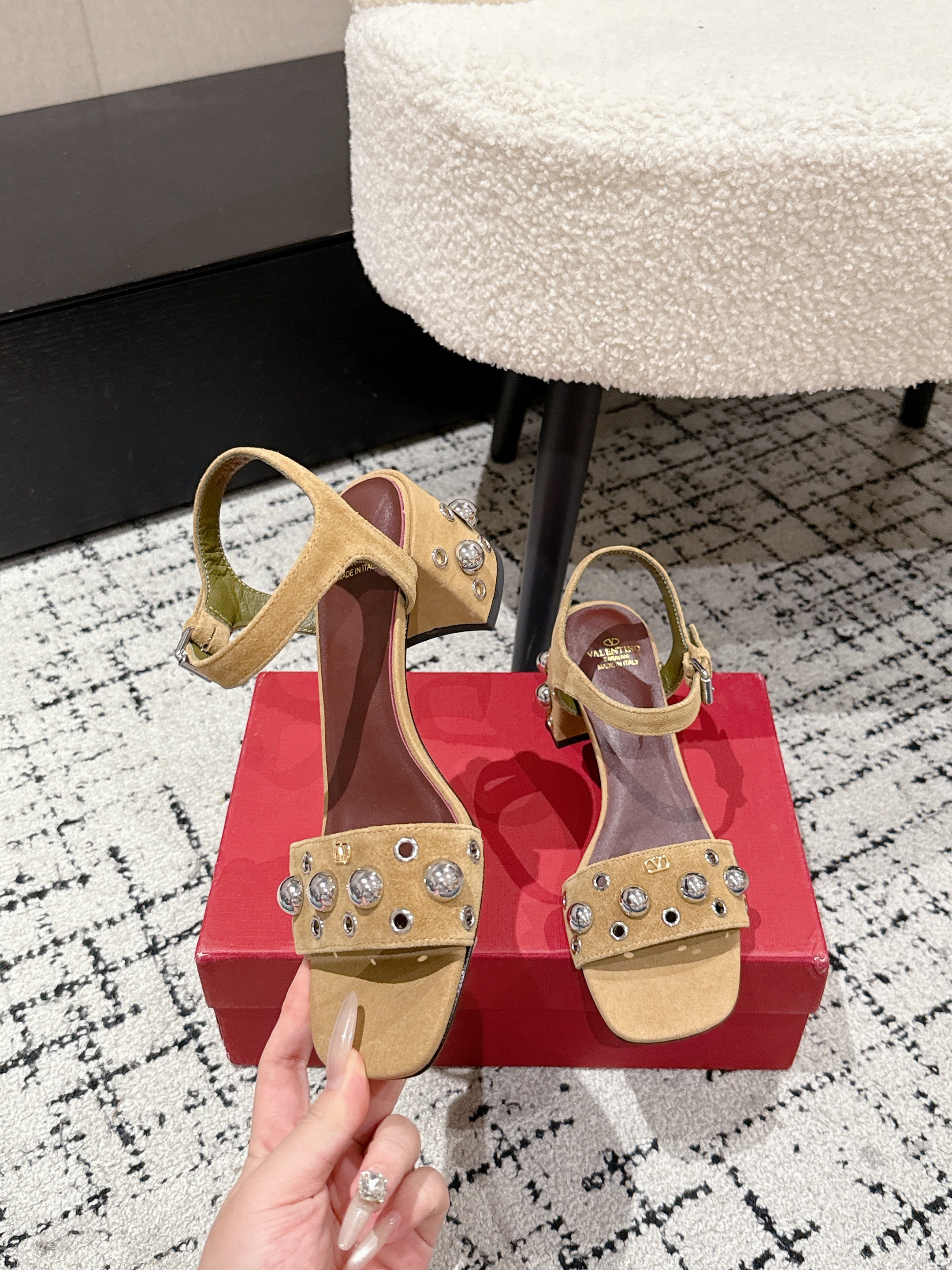 VLTN STUDDED BLOCK HEEL SANDALS 25S 60 MM IN LIGHT BROWN SUEDE