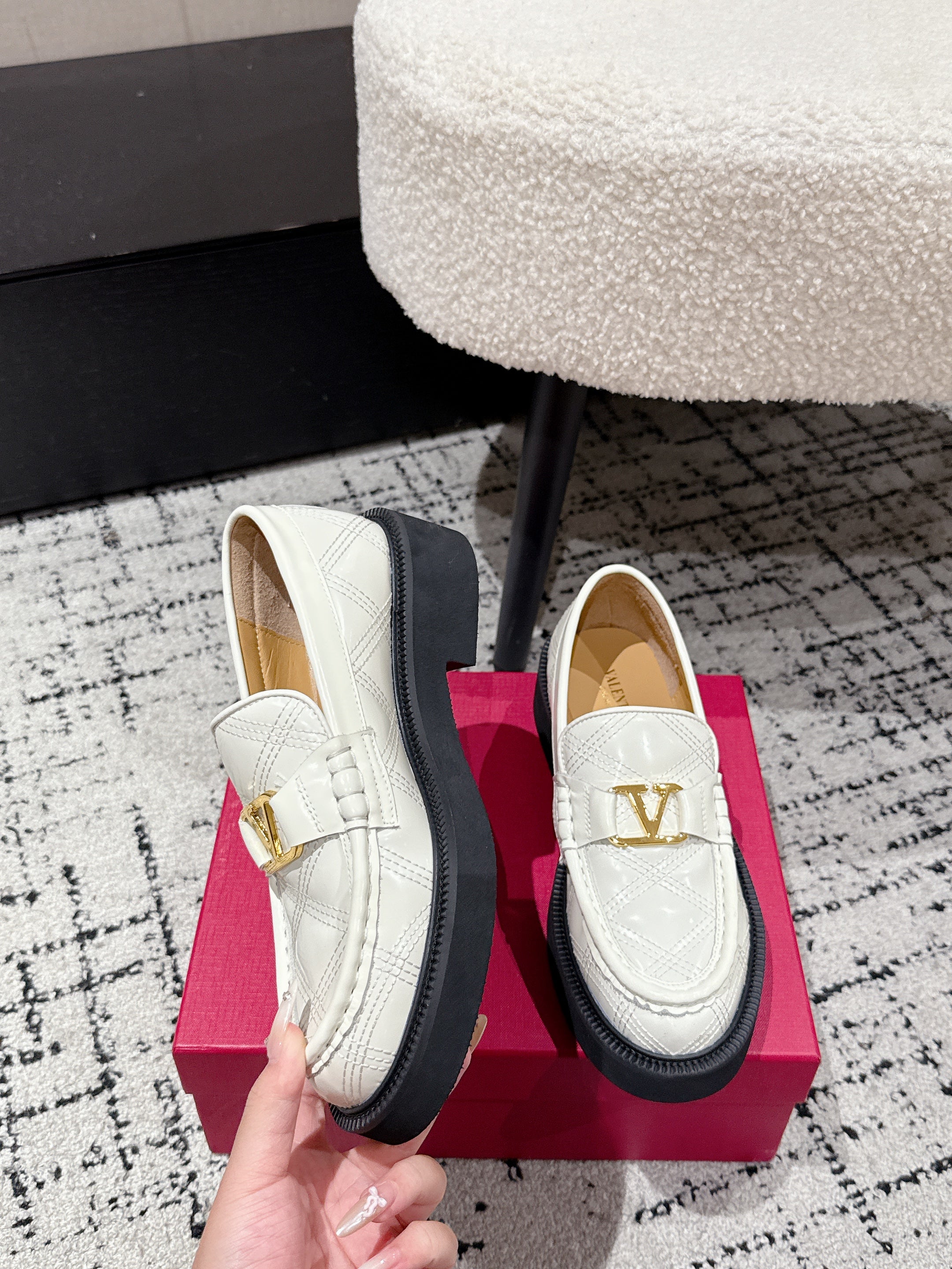 VLTN LOAFER 25S IN CREAM WHITE CALFSKIN WITH GOLD HARDWARE