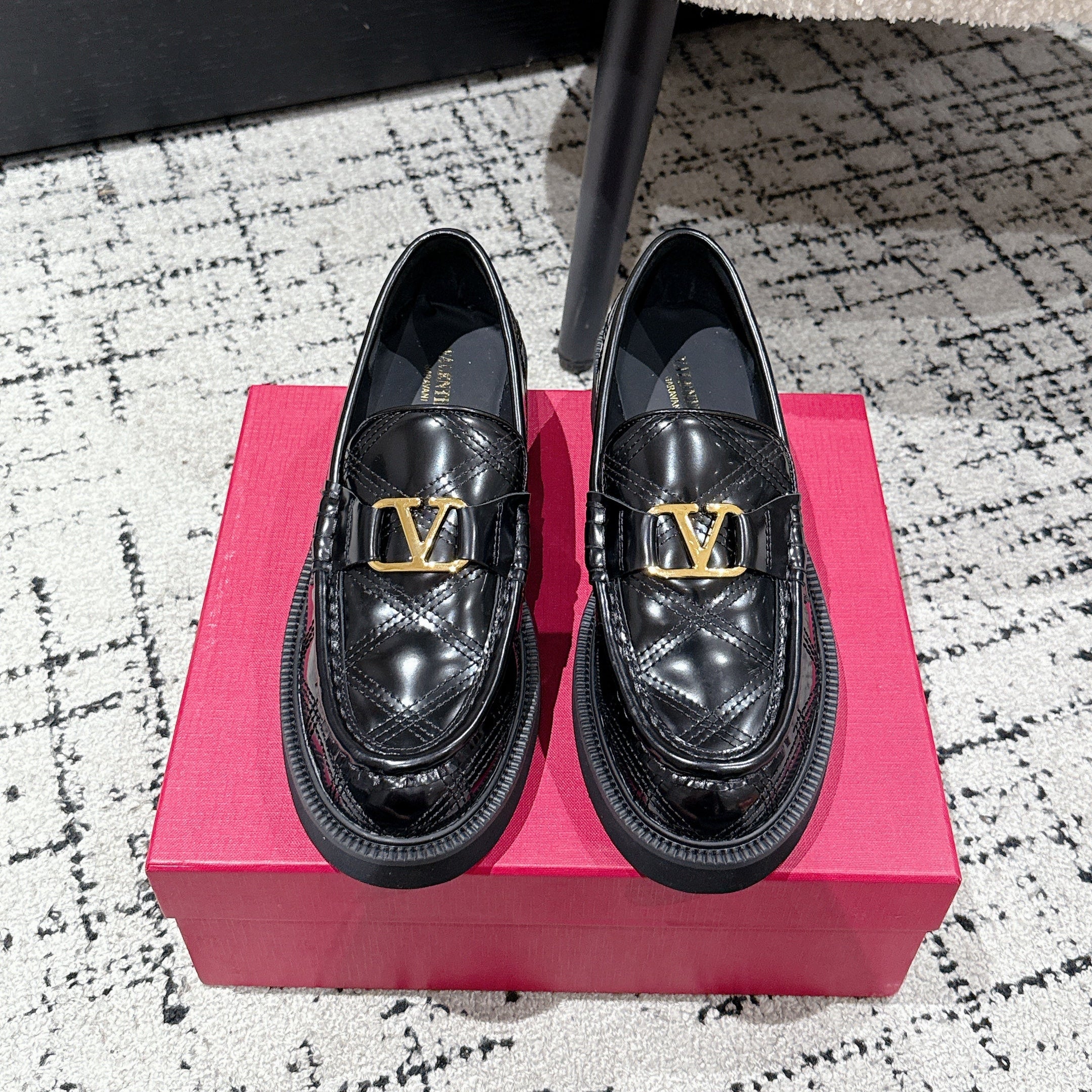 VLTN LOAFER 25S IN BLACK CALFSKIN WITH GOLD HARDWARE