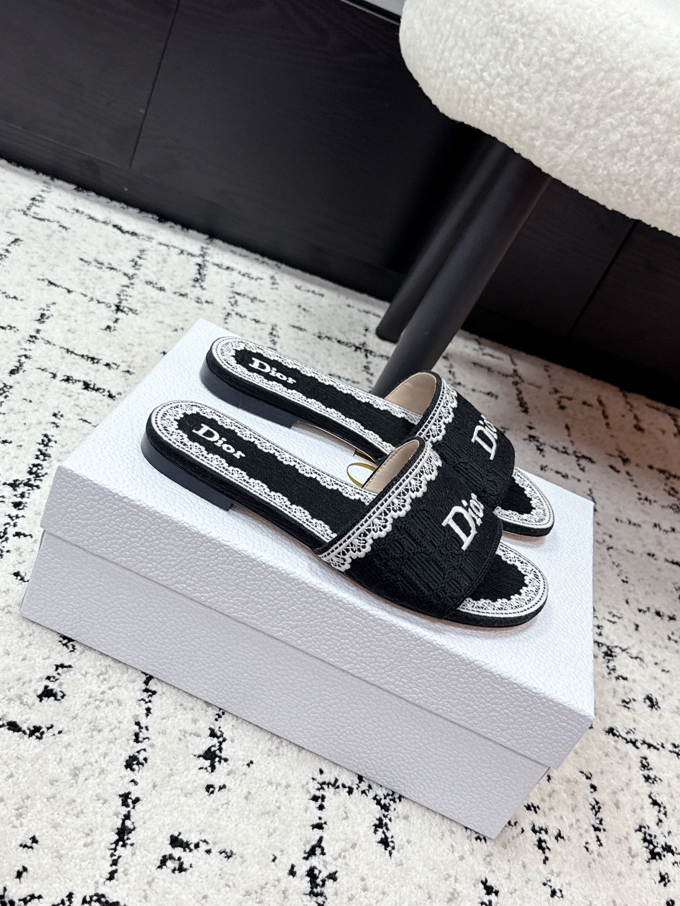 DIOR 26S SLIDES IN BLACK AND WHITE EMBOSSED OBLIQUE LACE EMBROIDERY