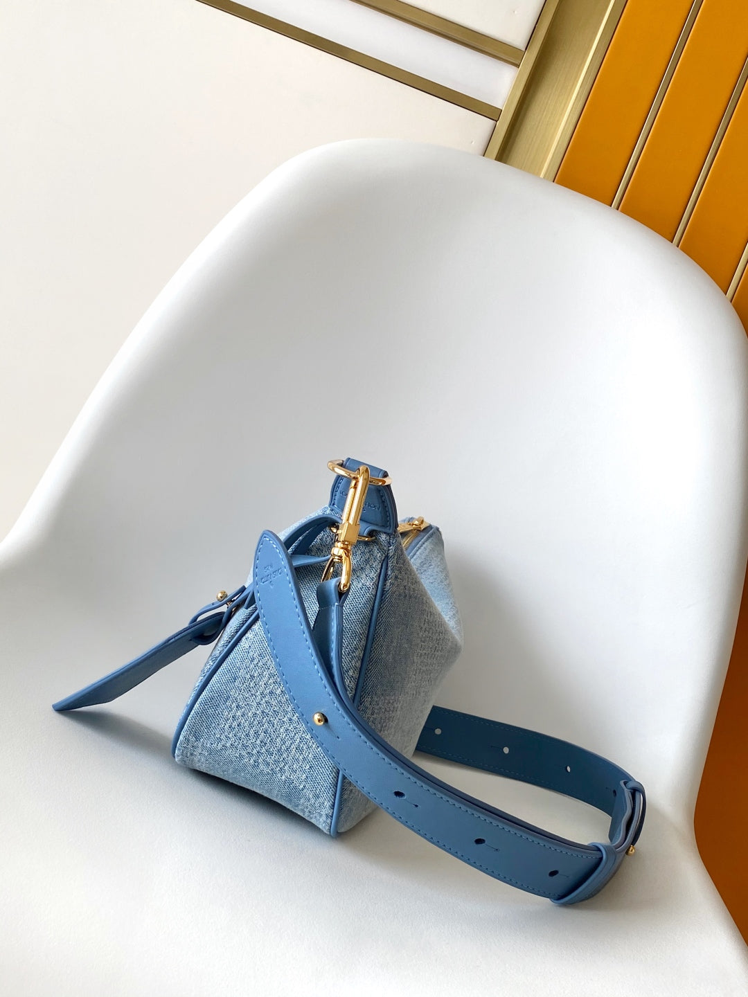 LV 25S POCHETTE ACCESSORIES XL 28 IN BLUE CANVAS DAMIER DENIM