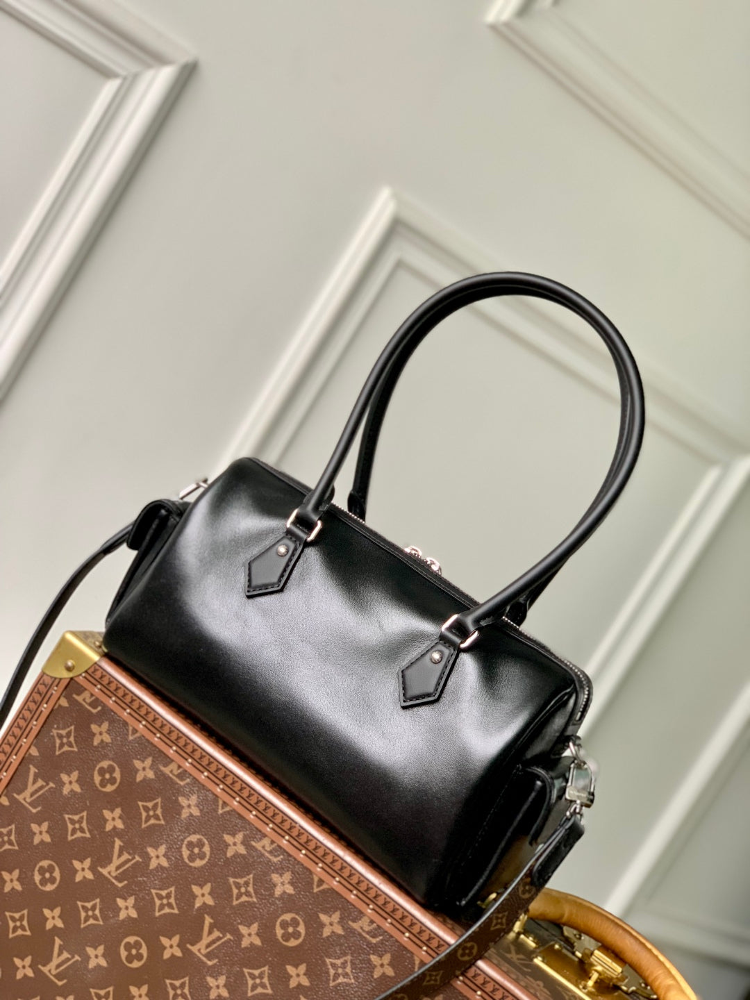 SPEEDY CARGO VIBE 28 IN BLACK LAMBSKIN MONOGRAM LOGO TAG