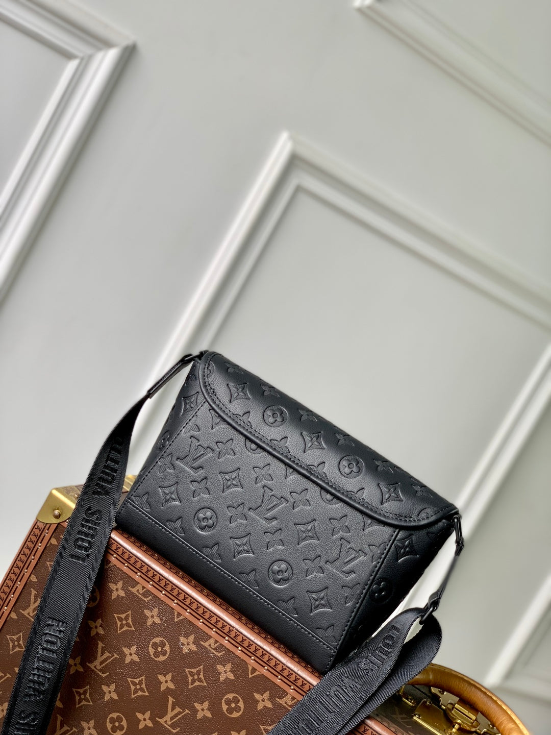 PULSE MESSENGER 26.6 IN BLACK MONOGRAM SHADOW EMBOSSED CALFSKIN
