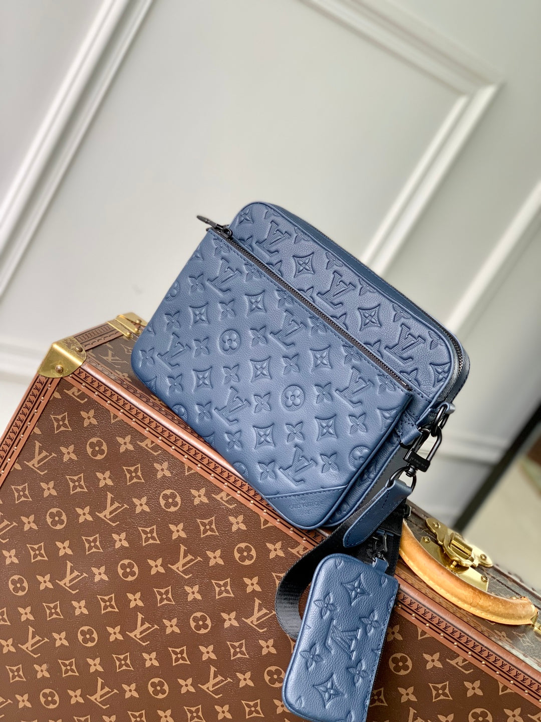 TRIO MESSENGER 25 IN BLUE MONOGRAM SHADOW CALFSKIN