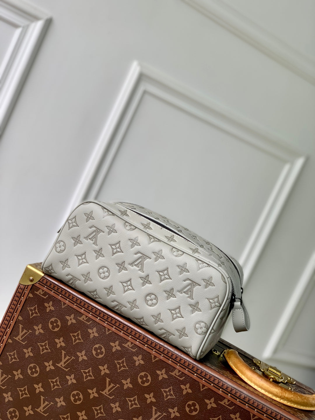 DOPP KIT 28 IN LIGHT GREY MONOGRAM SHADOW CALFSKIN