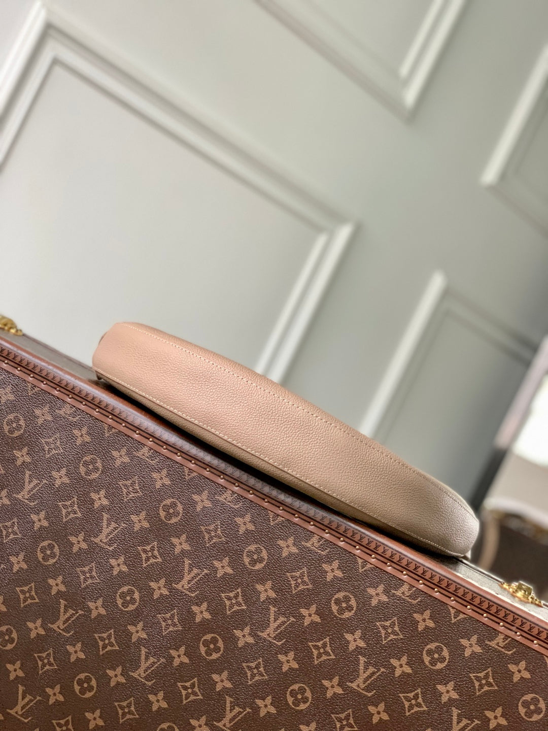 LOW KEY COOKIE MM 32 IN WALNUT BROWN CALFSKIN BROWN MONOGRAM TAG