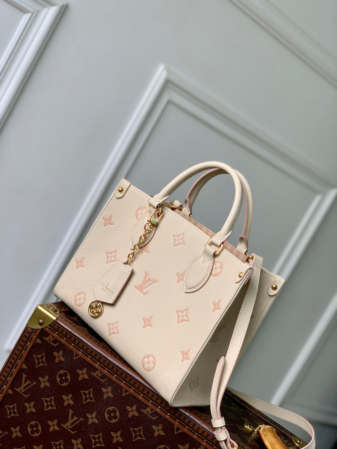 ONTHEGO 25 IN CREAM MONOGRAM EMPREINTE CALFSKIN EMBOSSED LOGO