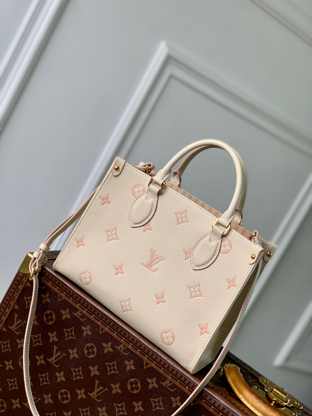 ONTHEGO 25 IN CREAM MONOGRAM EMPREINTE CALFSKIN EMBOSSED LOGO