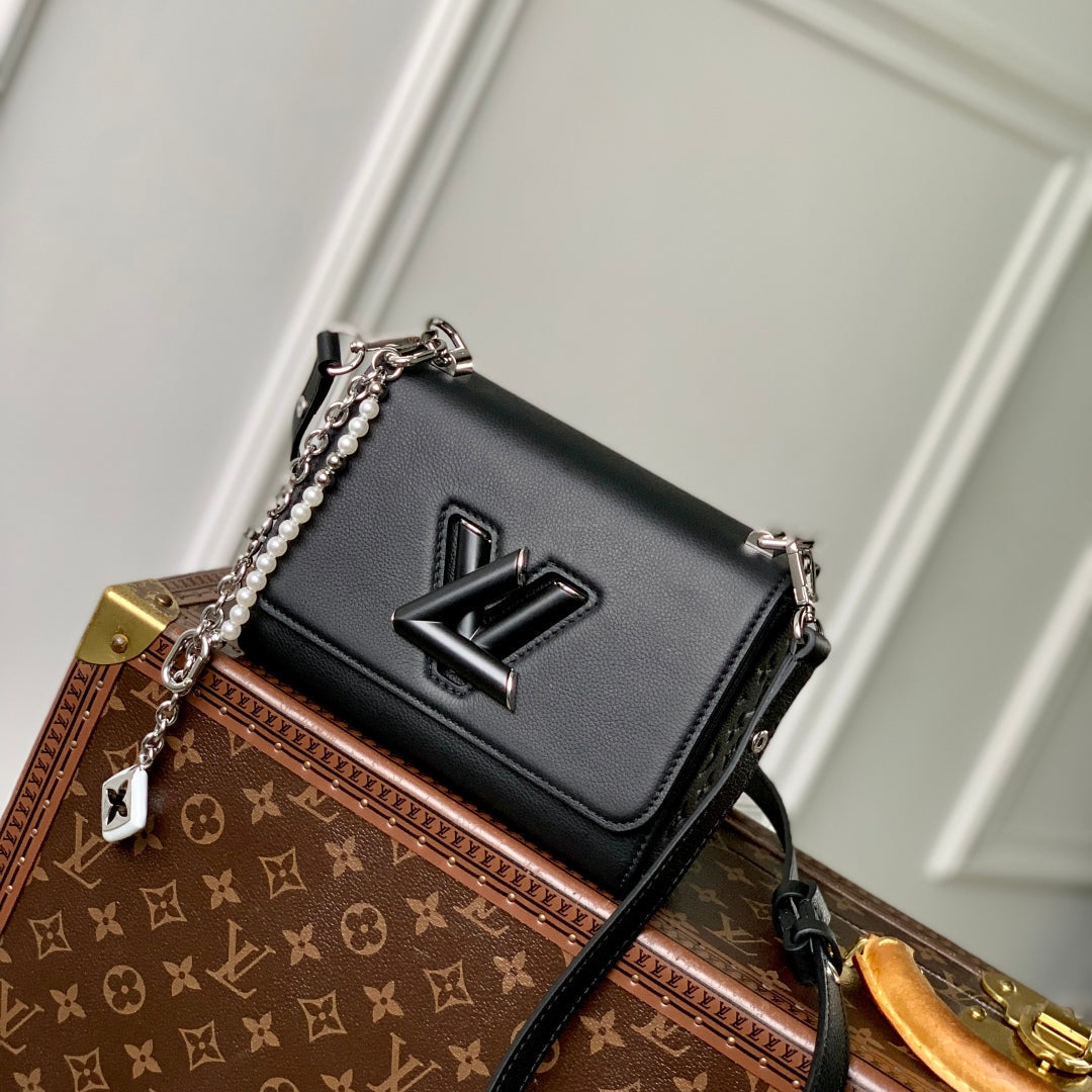TWIST SLIM 19 IN BLACK TAURILLON CALFSKIN WITH PEARL CHAIN