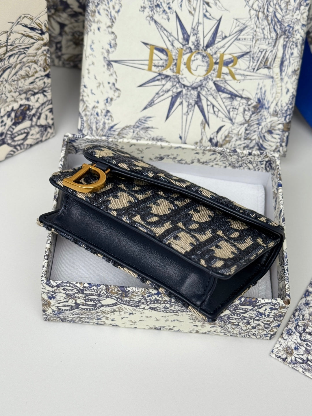 DIOR 25S SADDLE JASMINE GUSSET CARD HOLDER 10 IN BLUE OBLIQUE JACQUARD CANVAS