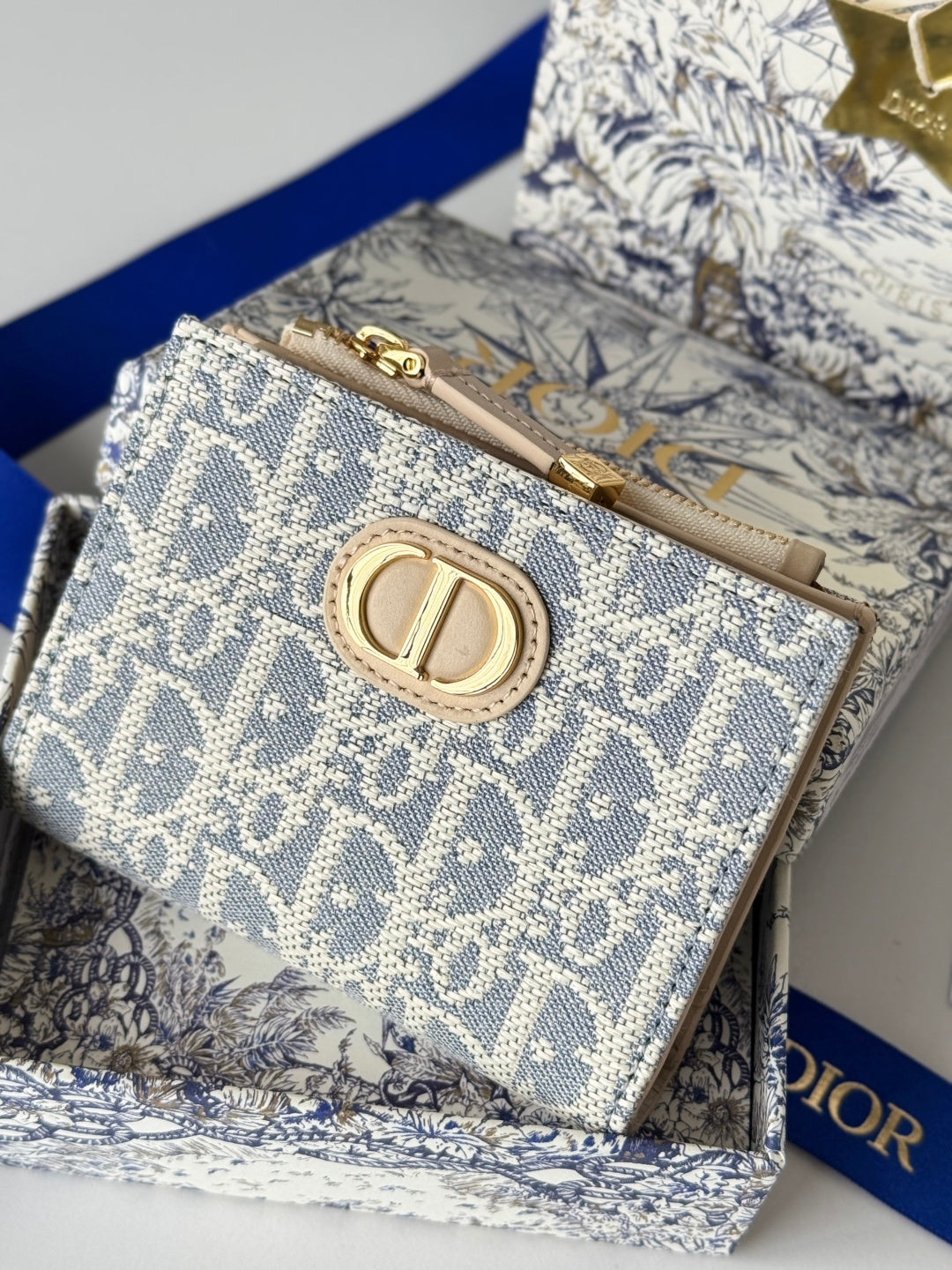 DIOR 25S 30 MONTAIGNE DAHLIA WALLET 11 IN LIGHT BLUE DIOR OBLIQUE JACQUARD